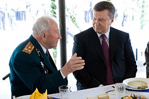 Янукович показал, как правильно пить водку