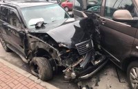 Работник НАБУ на Lexus снес памятник и врезался в микроавтобус