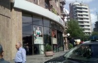 В Ереване вооруженный гранатой и ружьем полицейский ограбил банк