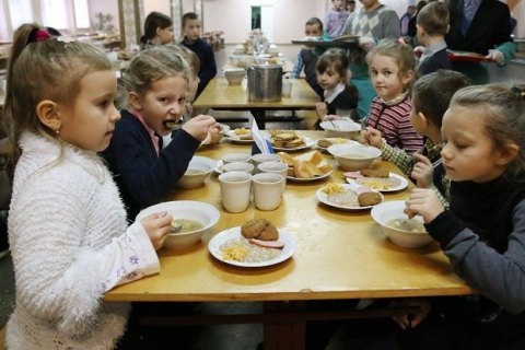 В школьной столовой Бахмута отравились 60 детей