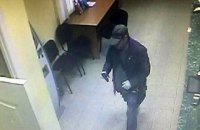 Вооруженный мужчина на 285 гривен ограбил банк в центре Киева 