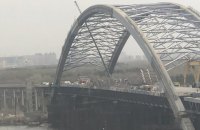 У Києві через сильний вітер впала частина тимчасової конструкції риштування Подільського моста