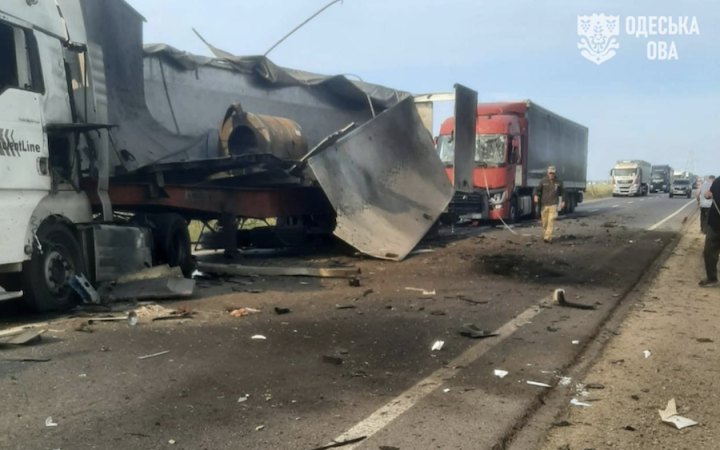 Ворог вдарив по дорозі в Одеській області. Є поранені, пошкоджено автомобілі