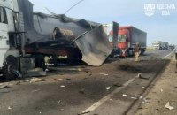 Ворог вдарив по дорозі в Одеській області. Є поранені, пошкоджено автомобілі