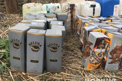 В Винницкой области полиция изъяла у пенсионерки более тонны поддельного элитного алкоголя