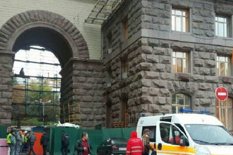 Со здания КГГА на Крещатике сорвался рабочий
