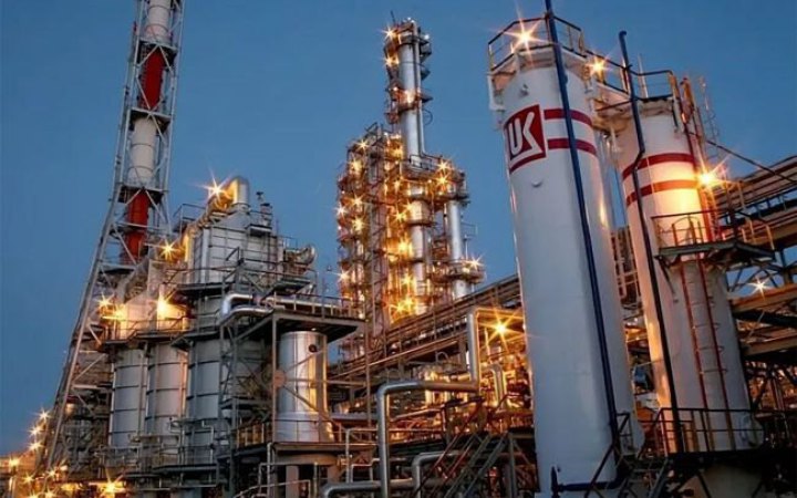 У російському Волгограді палає нафтопереробний завод