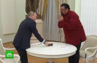 Путин вручил Стивену Сигалу российский паспорт