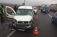 Под Львовом мужчина на похищенном авто врезался в фуру