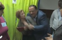 Нардеп от ПР пытался силой выгнать Геращенко с избирательного участка в Обухове
