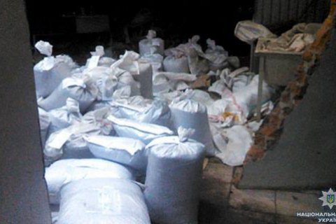 В Конотопе изъяли 700 мешков с маковой соломкой, которую продавали в продуктовом магазине