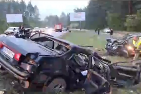 На Новоірпінській трасі в Києві Hyundai вилетів на зустрічну смугу і протаранив два авто