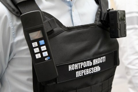 В транспорте Киева начали измерять температуру воздуха, а водителей обязали носить форму