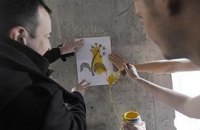 Активисты разрисовали незаконную стройку цветами