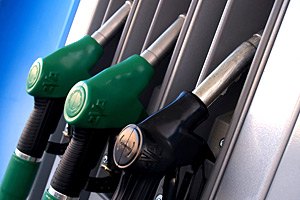 Продавцы бензина игнорируют снижение мировых цен на нефть