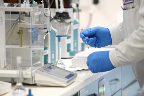 AstraZeneca призупнила дослідження вакцини від ковіду через хворобу в одного з добровольців