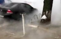 У центрі Києва через прорив теплотраси заблоковано рух транспорту