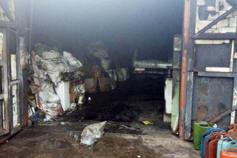 Двое мужчин сгорели при пожаре на пункте приема стеклотары в Мариуполе