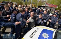 На Позняках в Киеве вооруженные "титушки" применили газ против местных жителей (обновлено, добавлены фото)