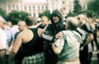 Біля суду, де проходять слухання у справі ЄЕСУ, виникла бійка