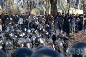 На Майдан з боку готелю "Дніпро" рухається близько тисячі силовиків
