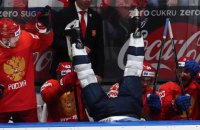 На ЧМ-2019 хоккеист сборной США приземлился на скамейке соперника после проведенного против него силового приема