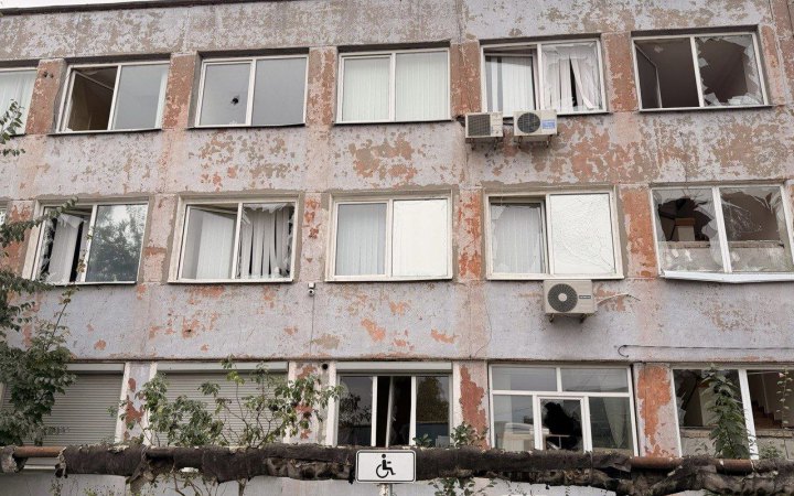 Росіяни вранці вдарили по Дніпровському району. Поранено двох людей (доповнено)