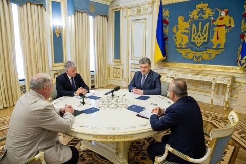 Порошенко поручил погасить пожар на свалке под Львовом