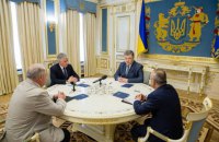Порошенко поручил погасить пожар на свалке под Львовом