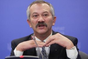 Пинзеник пояснил Азарову, что от кредитов отказываться нельзя