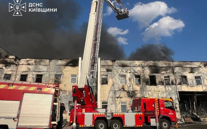 Внаслідок російських атак знищено розподільчий центр "Аврора" на Київщині (доповнено)