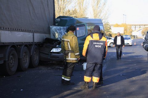 В Днепре маршрутка врезалась в фуру