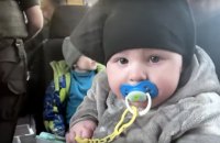 Полк “Азов” показав відео евакуації людей в Маріуполі