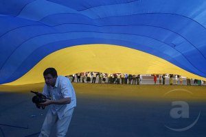 В Крыму неизвестные выкинули украинский флаг и заменили его советским