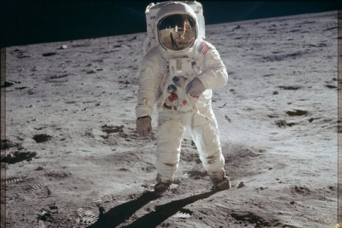 NASA выложила архив фотографий астронавтов на Луне