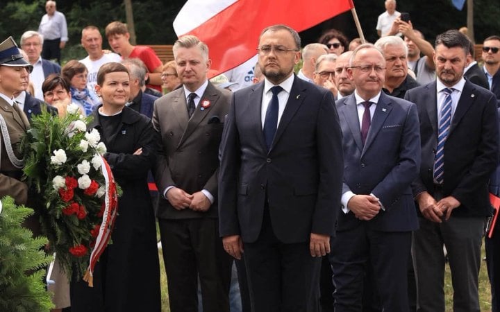 Український посол поклав вінок до пам’ятника жертвам у Волинському сквері Варшави
