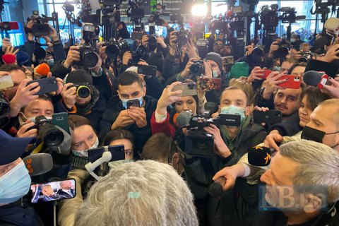 Во время выхода Порошенко из аэропорта произошла сутолока.