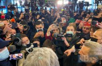 Во время выхода Порошенко из аэропорта произошла сутолока.