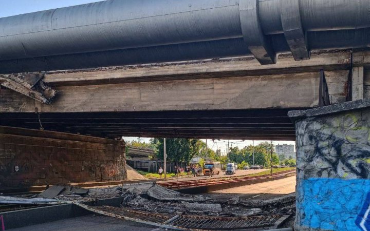У Києві обвалилася частина Повітрофлотського мосту