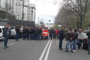 Автомобилисты перекрыли улицу у Рады