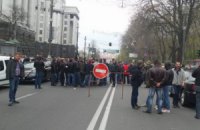 Автомобилисты перекрыли улицу у Рады