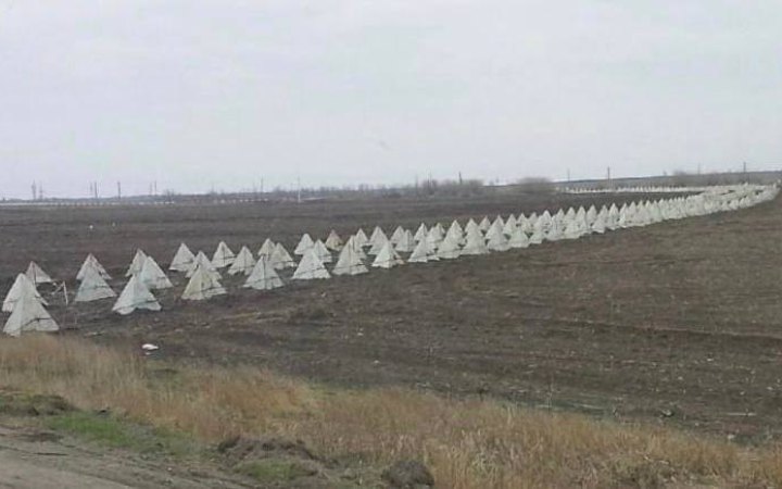 Окупанти встановлюють захисні споруди за Маріуполем у бік Бердянська