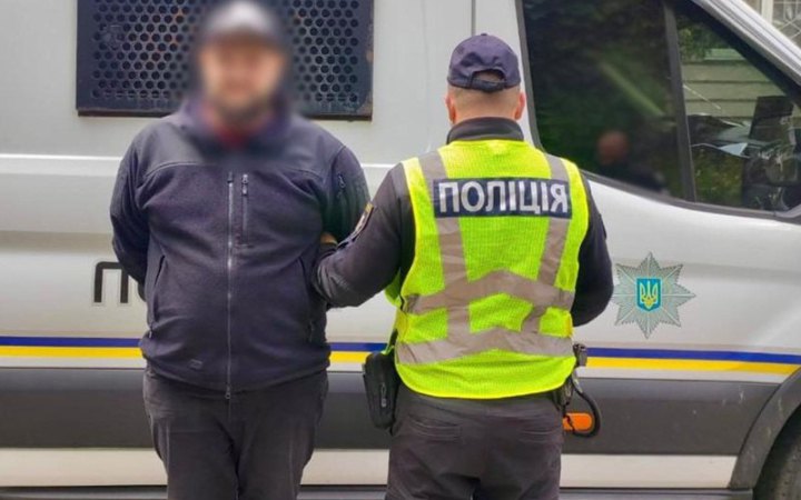 Поліція затримала киянина, який вкрав у співмешканки 300 тисяч гривень і поїхав до Одеси на таксі