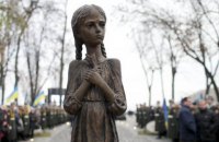 Скульптуру девочки с колосками у мемориала жертвам Голодомора демонтировали из-за нападения вандалов