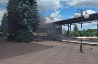 У Сумах через падіння уламків ворожого дрона загорівся вагон пасажирського потяга