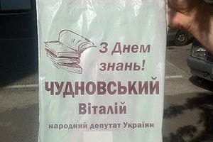 Кандидат Чудновский раздает избирателям деньги прямо в агитпалатках