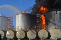 На нефтебазе под Киевом горят 8 резервуаров с топливом (обновлено)