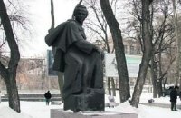 В Днепропетровске неизвестные повредили памятник Шевченко