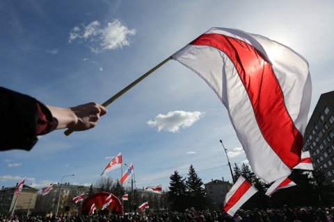 В Минске задержали спортивного журналиста за бело-красный шарф в автомобиле
