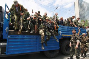 Відступаючи, колони бойовиків прикриваються заручниками, - Тимчук